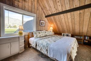 1 dormitorio con cama y ventana grande en Harbor House, en Brookings