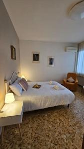 - une chambre avec un lit, une table et une chaise dans l'établissement Monticelli apt - 6 posti letto, à Florence