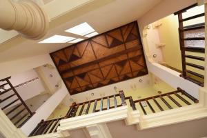 - une vue sur un escalier dans une maison dotée de plafonds en bois dans l'établissement Seasons Hotel, à Kurunegala