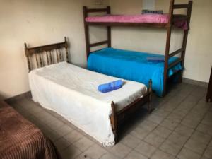 1 dormitorio con 2 literas y colchón azul en La Casa de la Pastora en Salta