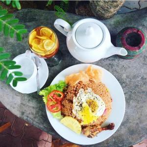un plato de comida con un huevo en una mesa en Seasons Hotel en Kurunegala