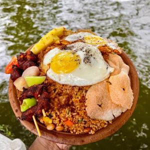 uma tigela de comida com um ovo em cima em Seasons Hotel em Kurunegala