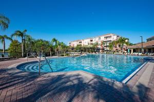 een groot zwembad in een resort met palmbomen bij Townhome in resort 3 suits in Orlando