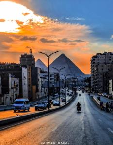 uma vista para uma cidade com uma montanha ao fundo em Pyramids Road no Cairo