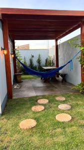 a hammock in the yard of a house at Bangalô Miraflores in Chapada dos Guimarães
