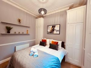 Postel nebo postele na pokoji v ubytování Elegant 2BR Flat in Islington