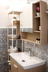 a bathroom with a sink and a mirror at La casa dei nonni in San Giuseppe Vesuviano