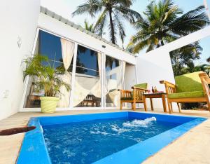 una piscina en el patio trasero de una villa en Crystall Goa Turquoise Edition, en Patnem