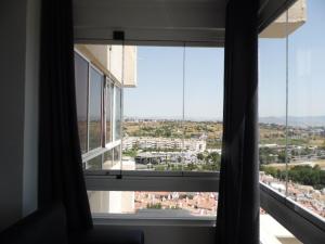 トレモリノスにあるLa Torre de la Colina Playaの窓から市街の景色を望めます。