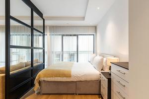 A bed or beds in a room at Chic Studio Living in London City Island