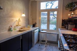 Kuchyňa alebo kuchynka v ubytovaní Heaven in Antwerp