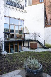 un edificio con balcone e una scala in un cortile di Heaven in Antwerp ad Anversa