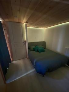 een slaapkamer met een bed in een kleine kamer bij Chambre privée in Aime La Plagne