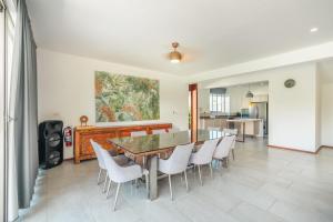 - une salle à manger avec une table et des chaises dans l'établissement Luxurious and modern Villa with Pool at Yarari, à Punta Cana