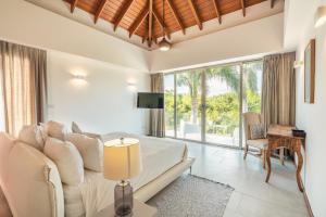 - un salon avec un grand lit et un canapé dans l'établissement Luxurious and modern Villa with Pool at Yarari, à Punta Cana