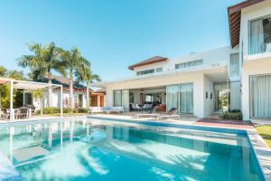 une image d'une piscine dans une maison dans l'établissement Luxurious and modern Villa with Pool at Yarari, à Punta Cana