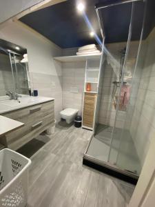 Koupelna v ubytování Chambre Individuelle avec salle d'eau - wc et parking + 6 fotografií