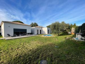 Casa blanca con patio grande en Villa neuve de standing au calme, en Sommières