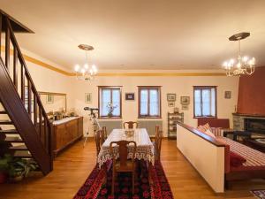 jadalnia ze stołem, krzesłami i schodami w obiekcie Villa Arcturia w mieście Nimfeo