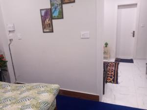 sala de estar con sofá y pared blanca en Rehan's 1 bed Apartment with Free Wifi , Warm Water, Functional Kitchen en Wāh