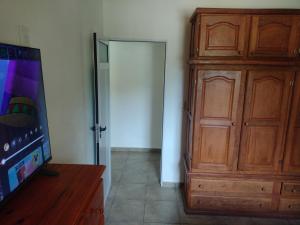 a room with a closet and a television and a door at CerroMio! in Villa Serranita