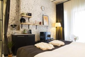 A bed or beds in a room at Magnova Studios