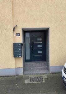 une porte menant à un bâtiment avec une porte bleue dans l'établissement Moderne City Wohnung Paderborn Zentrum, à Paderborn