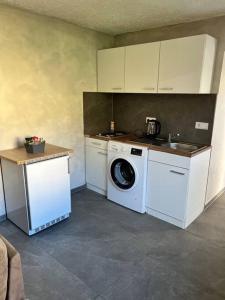 a kitchen with a washing machine and a washer at Moderne City Wohnung Paderborn Zentrum in Paderborn