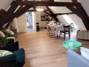 a living room with a table and chairs at Appartement atypique in Mitry-Mory