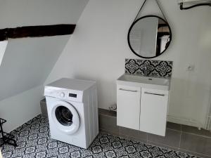 米提莫里的住宿－Appartement atypique，一间带镜子的浴室内的洗衣机