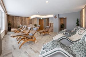 hol z szeregiem krzeseł i stołów w obiekcie Aparthotel Weningeralm w mieście Obertauern