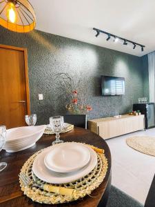 d'une table à manger avec une plaque de cuisson. dans l'établissement Excelente condomínio com uma belíssima área de lazer próximo à praia do Patacho, à Porto de Pedras