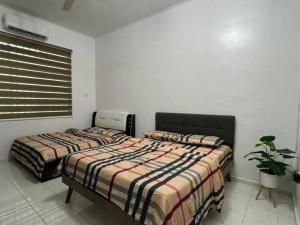 - une chambre avec 2 lits et une fenêtre dans l'établissement Muar 6 Bedrooms Semi-D With Security Guard Homestay 15-20pax, à Muar
