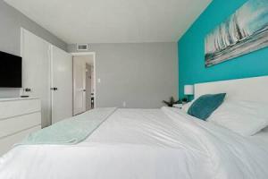 سرير أو أسرّة في غرفة في Charming Beach Condo located in Amazing Location!