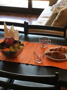 einen Tisch mit einer Schale Obst und einem Teller Essen in der Unterkunft STUDIO Près des pistes avec parking in Ransol
