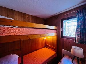 レ・セジーにあるAppartement Les Saisies, 3 pièces, 6 personnes - FR-1-293-101のベッドルーム1室(二段ベッド2台、窓付)が備わります。