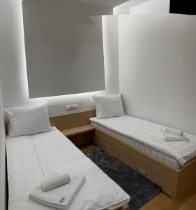 Giường trong phòng chung tại Apartmani Zlatni Javor 504 & 514