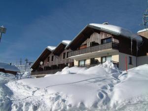 un edificio con un montón de nieve delante de él en Studio Hauteluce, 1 pièce, 5 personnes - FR-1-293-141 en Hauteluce