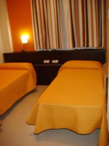 Ένα ή περισσότερα κρεβάτια σε δωμάτιο στο Hotel León Tierra de Vinos