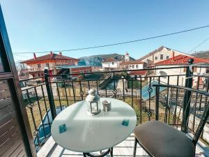 - Balcón con vistas, mesa y silla en Filimon GuestHouse Villa en Xanthi