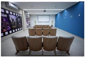 Praias do Lago Eco Resort 1 quarto في كالدس نوفاس: غرفة مؤتمرات مع كراسي وشاشة عرض +11 صورة