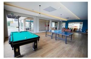 Praias do Lago Eco Resort 1 quarto في كالدس نوفاس: غرفة فيها طاولتين بينج بونغ