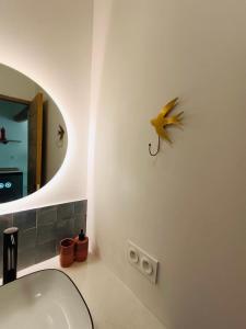 un baño con lavabo y una estrella en la pared en Gîte Mas Provençal Piscine Parking Privé L'Isle-Sur-La-Sorgue, en LʼIsle-sur-la-Sorgue