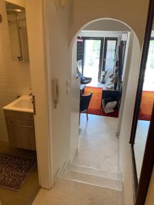 an archway leading into a room with a sink and a desk at Gemütliches Appartement in Ano Poli in Thessaloniki