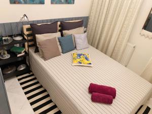 łóżko z 2 poduszkami w pokoju w obiekcie Gemütliches Appartement in Ano Poli w Salonikach