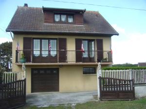 una casa con dos banderas americanas en el balcón en Appartement Angelo en Sainte-Marie-du-Mont