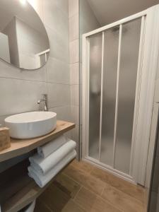 La salle de bains est pourvue d'un lavabo et d'une douche. dans l'établissement Hôtel Amaryllis, à Nice