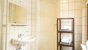 a bathroom with a sink and a mirror at Ruhige Monteurunterkunft in Oldenburg - Nähe Klinikum & Märkte in Oldenburg