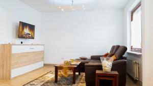 een woonkamer met een bank en een tafel bij Romantische Wohnung mit Flair in Oldenburg