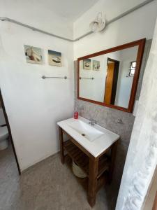 y baño con lavabo y espejo. en EL CHALÉ casa de campo en Mina Clavero